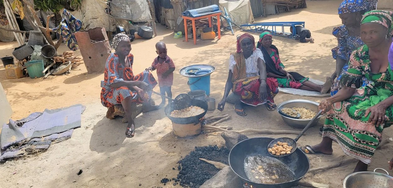 Women prepare a meal in Borno, a northeastern Nigerian state bordering Niger. csi